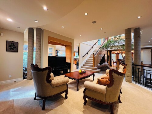 Luxury Van West Mansion Private Near DT for Groups