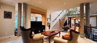 Luxury Van West Mansion Private Near DT for Groups