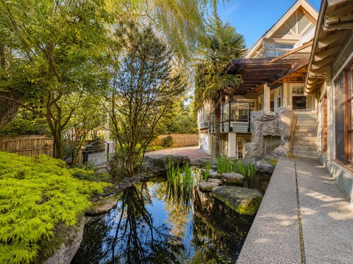 Luxury West Side Mansion | Garden Retreat 5 min to Downtown