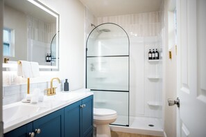 Een douche, een haardroger, handdoeken, zeep