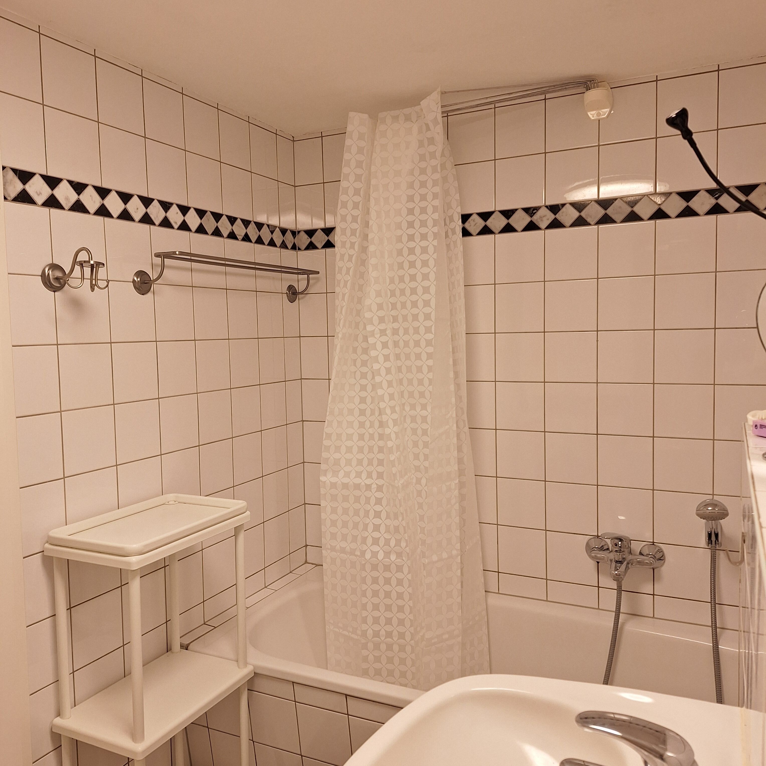 Haartrockner, Handtücher, Seife, Toilettenpapier