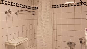 Haartrockner, Handtücher, Seife, Toilettenpapier