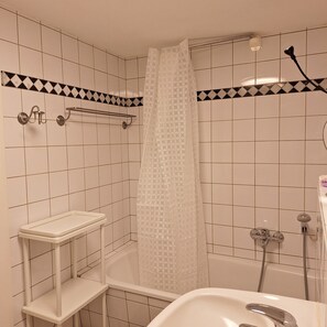 Secadora de cabello, toallas, jabón, papel de baño 