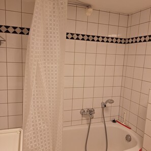 Secadora de cabello, toallas, jabón, papel de baño 