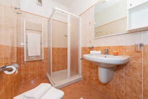 Shower, bidet, towels - Porto Letizia Rossini 6, Porlezza, Italy (Porlezza)