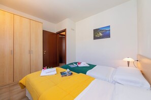Bed sheets - Porto Letizia Rossini 6, Porlezza, Italy (Porlezza)