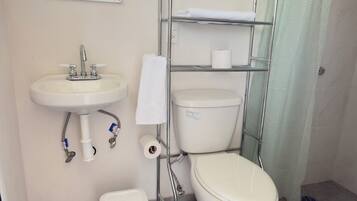 Haartrockner, Handtücher, Seife, Toilettenpapier
