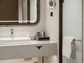Een aparte badkuip en douche, gratis toiletartikelen, een haardroger