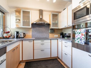 Frigorífico, microondas, horno y placa de cocina