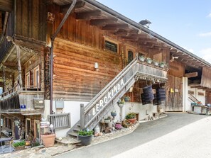 Un bâtiment en bois avec un escalier portant l’inscription « BERG KUNDA » et une pancarte indiquant le numéro de la chambre : 8.