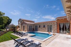 A modern house with a swimming pool, stone exterior, and a well-maintained garden. - Villa Stonica - Rustic Istrian Pool Retreat (Tinjan)