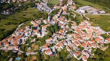 Vista aérea de un área residencial con casas, calles y espacios verdes.