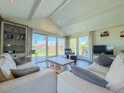 Freistehendes Haus mit Garten am Wasser