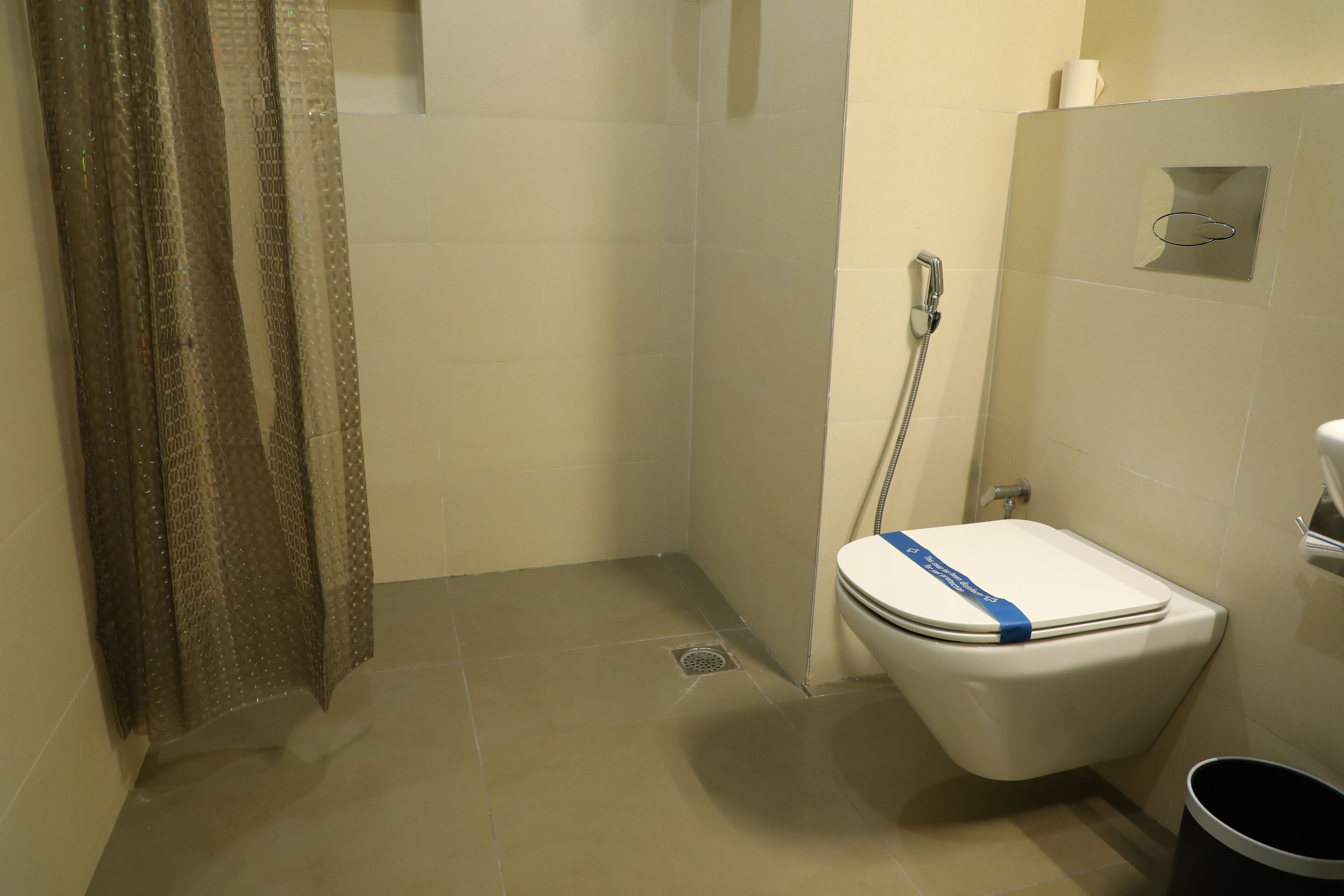 Classic Double Room | Bathroom | Shower, free toiletries, towels, soap