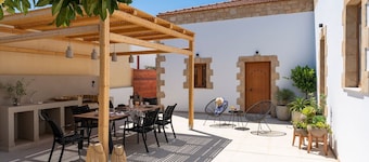 Viila Alvireon, 1 Big House and 1 external Deluxe Studio, Furnished Terrace,.
