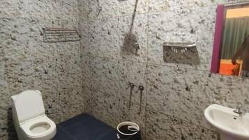 Economy Double Room | Bathroom | Shower