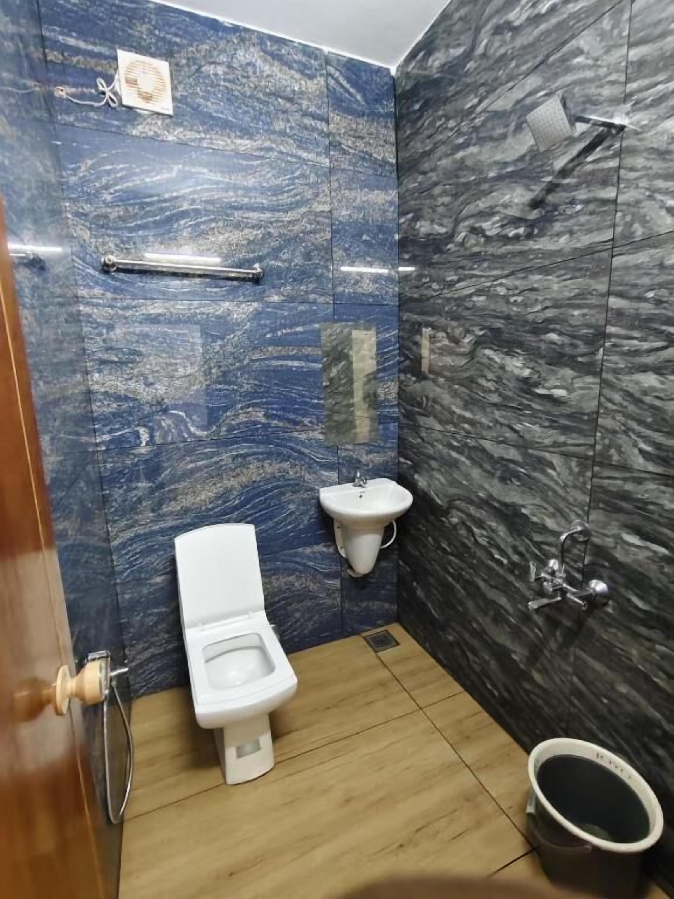 Habitación económica doble | Baño | Ducha