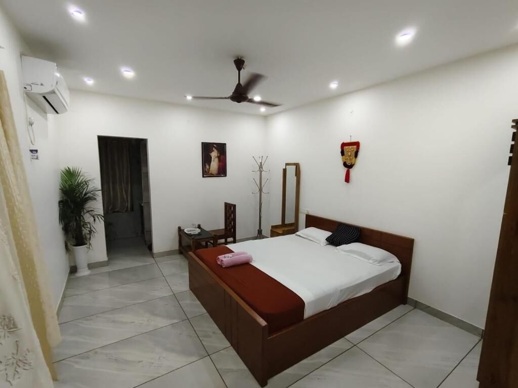 Habitación Deluxe doble, balcón | Sistema de insonorización, tabla de planchar con plancha, wifi gratis