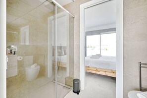 Dusche, Haartrockner, Handtücher