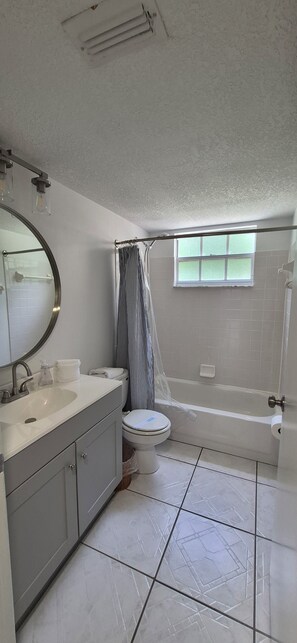 Bathroom - Cozy 3-bedroom condo with AC in amazing Kissimmee - 15min to Disney (Kissimmee)