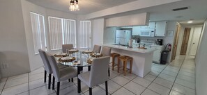 Dining - Cozy 3-bedroom condo with AC in amazing Kissimmee - 15min to Disney (Kissimmee)