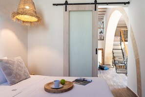 Safe på rommet, strykejern/-brett og reiseseng for barn