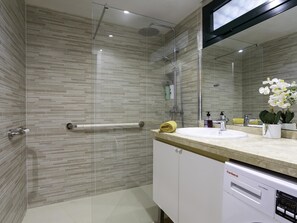 Een douche, een haardroger, handdoeken