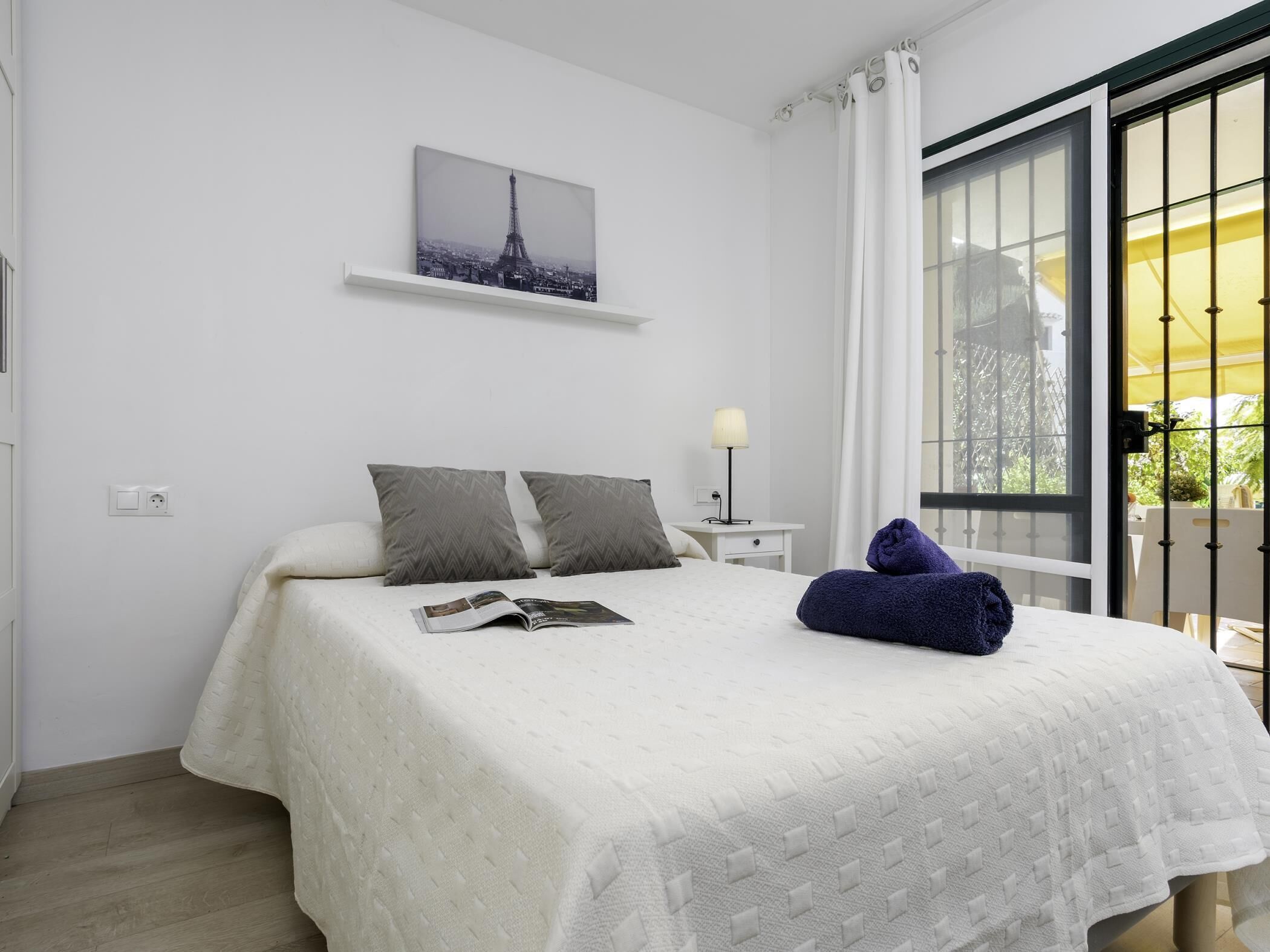 Iron/ironing board, Internet, bed sheets