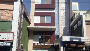 Hotel Shaurya, un hotel que también alberga un restaurante familiar con comida india, china y rápida.