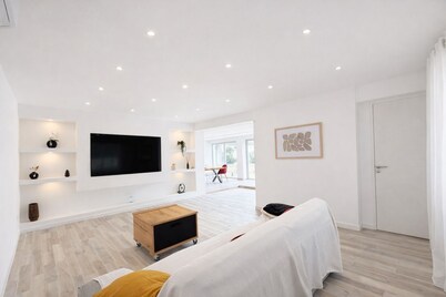 PEACEFUL HAVEN WITH SWIMMING POOL AND LARGE GARDEN SLEEPS 7