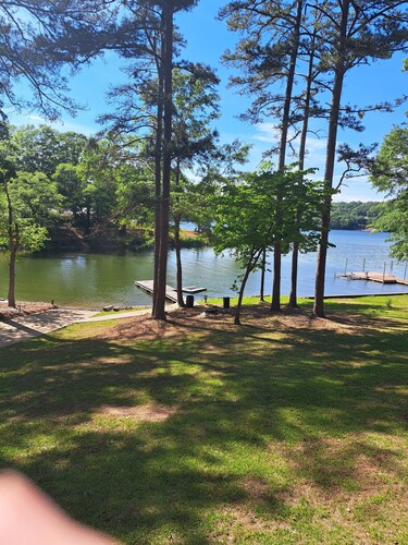 Lake Life Cove - Quaint 3-bedroom 1-bath house with dock, private ramp, deck