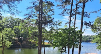 Lake Life Cove - Quaint 3-bedroom 1-bath house with dock, private ramp, deck
