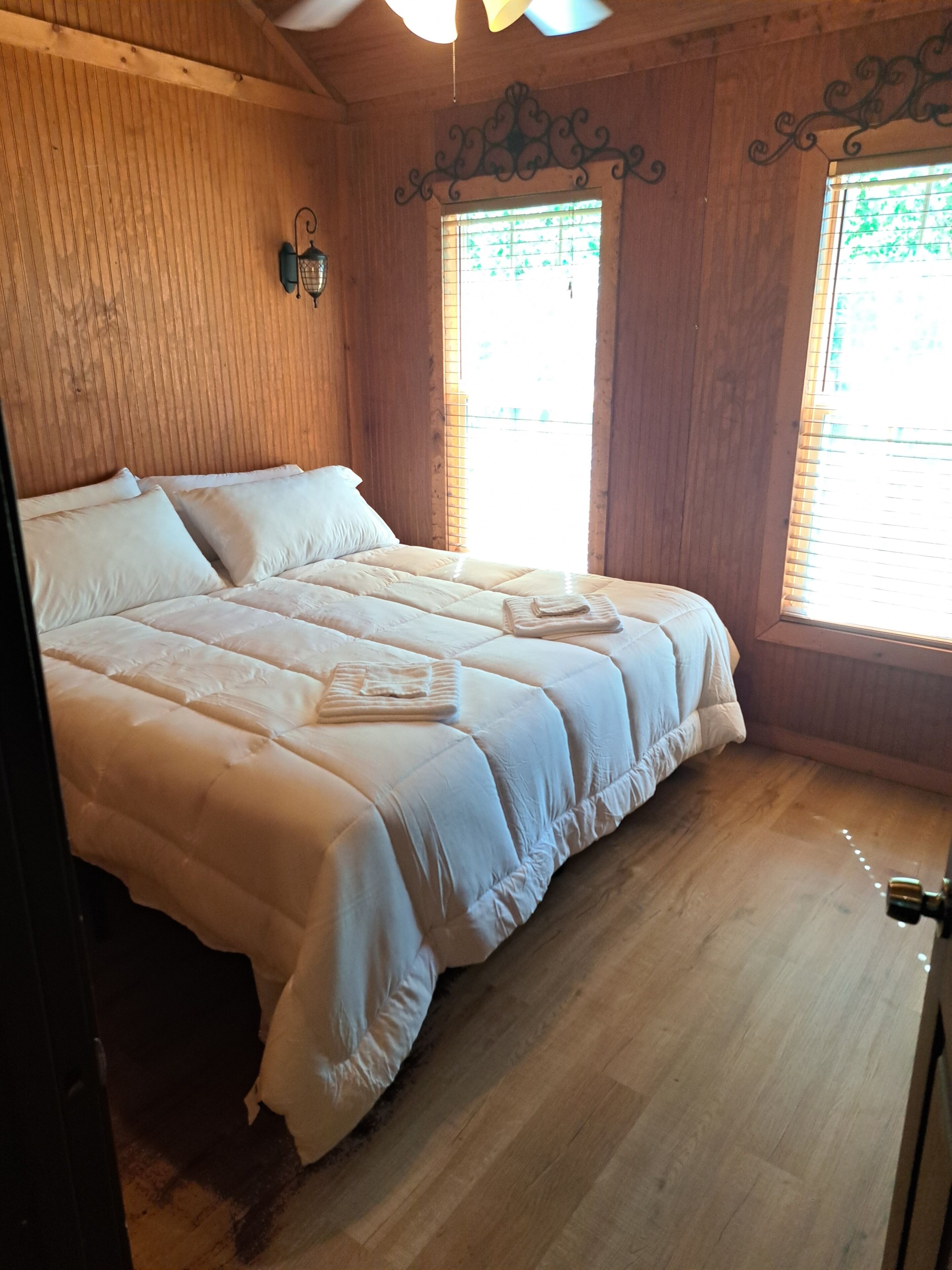 4 chambres, fer et planche à repasser, lit de bébé portatif