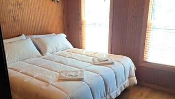 4 chambres, fer et planche à repasser, lit de bébé portatif