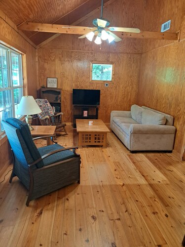Lake Life Cove - Quaint 3-bedroom 1-bath house with dock, private ramp, deck