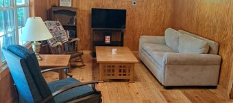 Lake Life Cove - Quaint 3-bedroom 1-bath house with dock, private ramp, deck