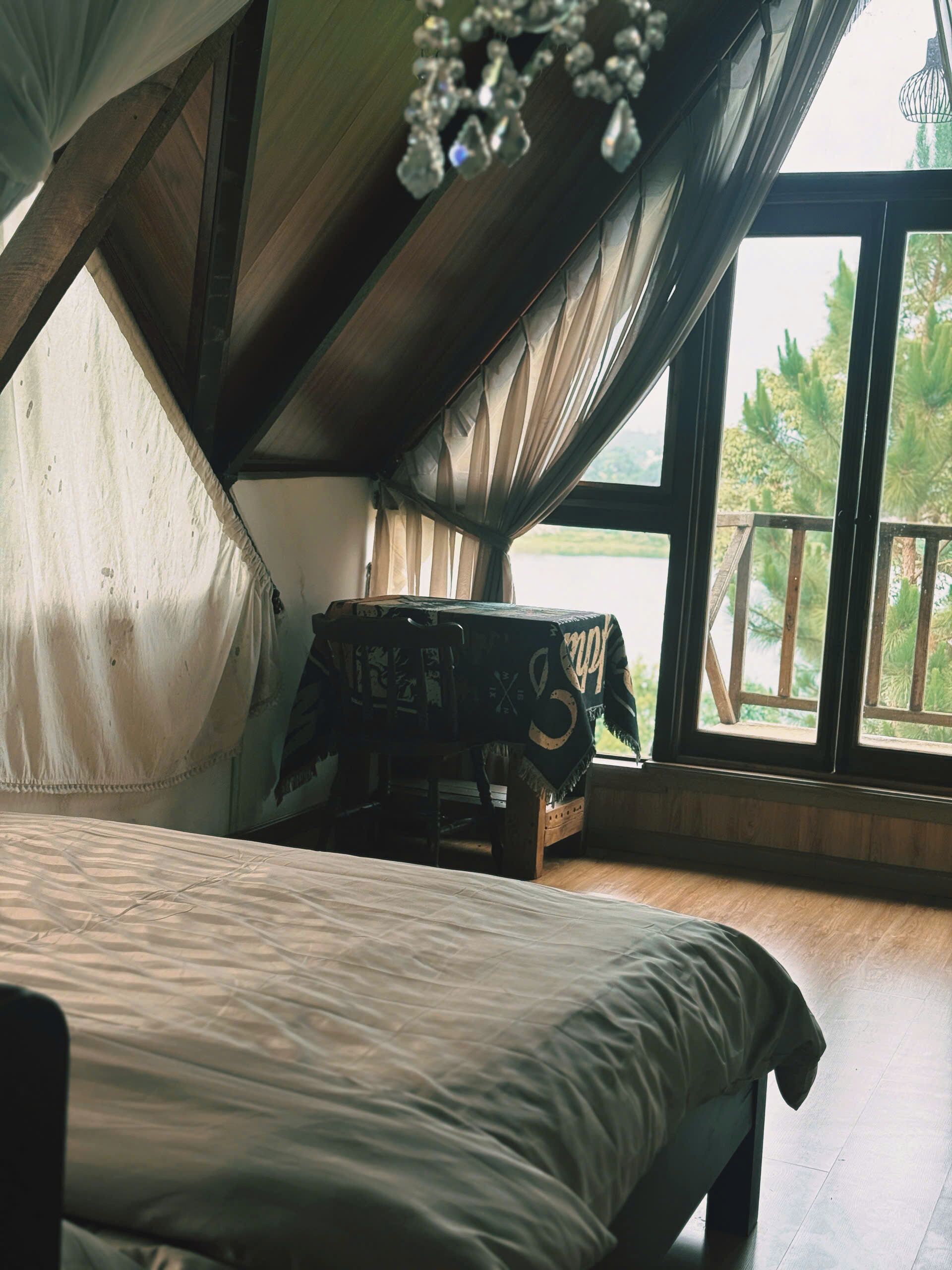 Classic Chalet, Lake View | Free WiFi