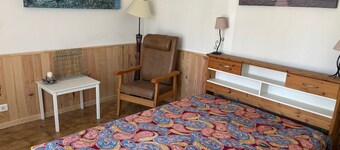 Small fisherman's cottage in a Petite Camargue hamlet