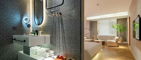 Signature Double Room, Hot Tub | Premium bedding, pillow-top beds, blackout curtains, iron/ironing board