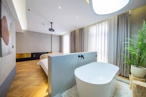 Kahden hengen deluxe-huone, oma kylpyhuone | Kylpyhuone | Tohvelit