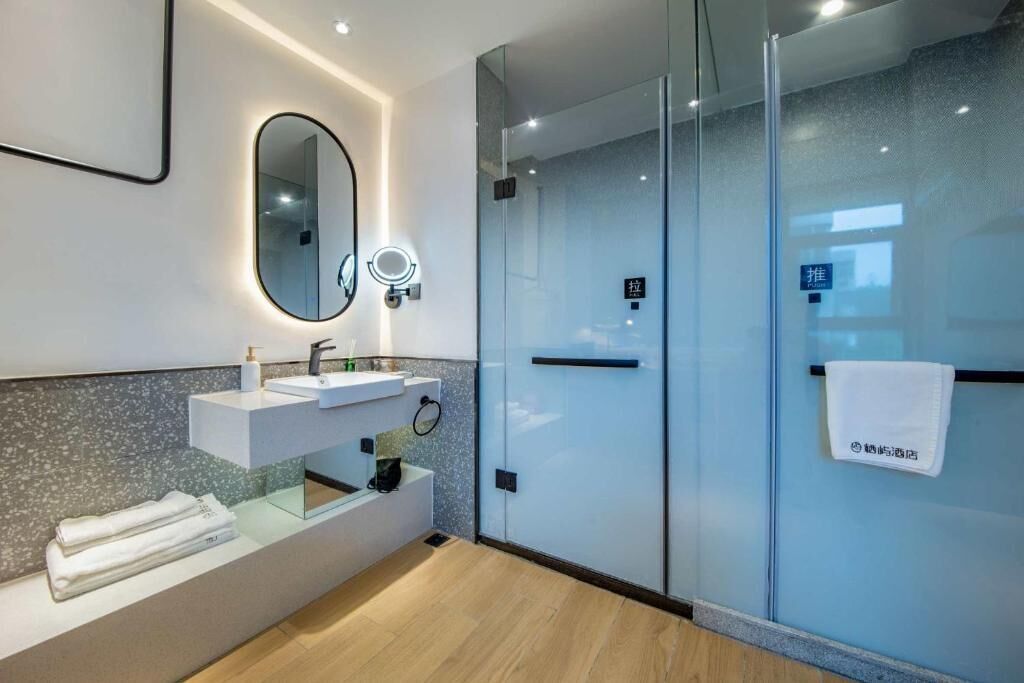 Economy eenpersoonskamer | Badkamer | Milieuvriendelijke toiletartikelen, een haardroger, pantoffels