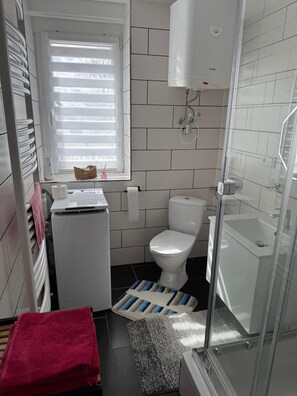 Shower, hair dryer, towels, soap - Vacation apartment 1 in the Peene valley near the beaver town of Jarmen (Jarmen)