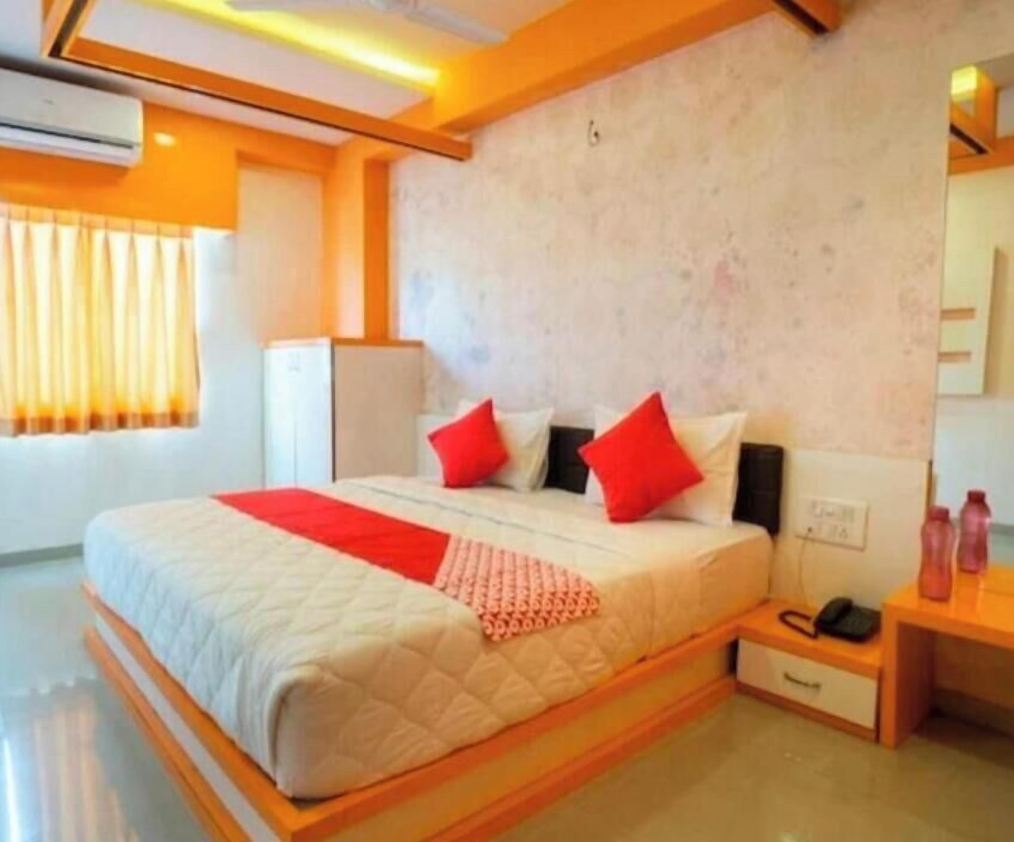 Deluxe Room | Egyptian cotton sheets, premium bedding, desk, laptop workspace