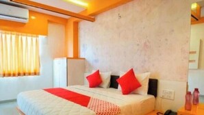 Ein Hotelzimmer mit Bett, Nachttisch und Beistelltisch.