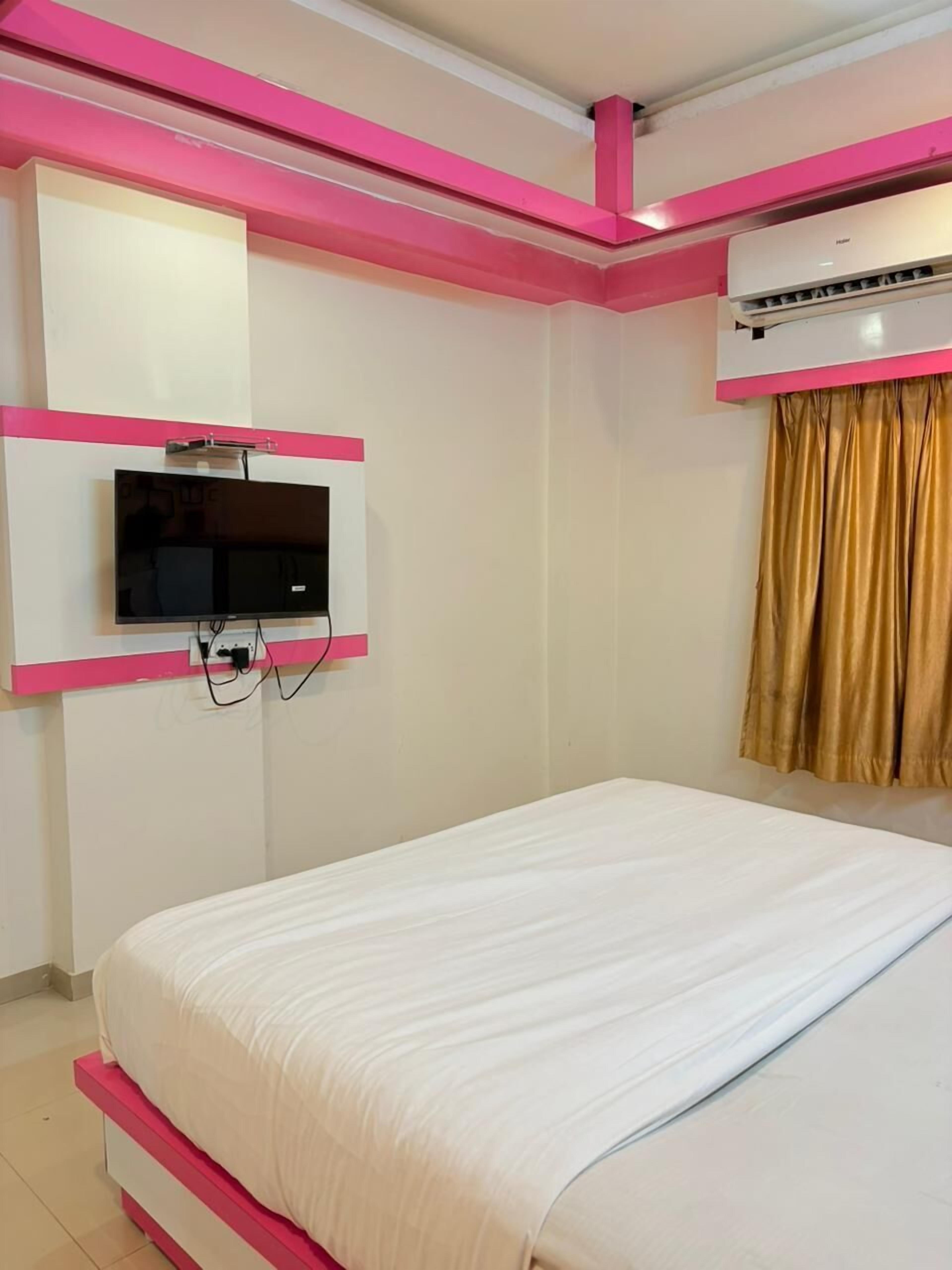 Deluxe Room | Egyptian cotton sheets, premium bedding, desk, laptop workspace