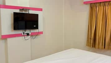 Deluxe Room | Egyptian cotton sheets, premium bedding, desk, laptop workspace