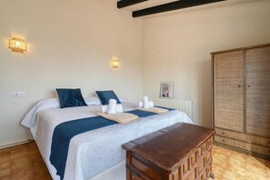 Iron/ironing board, WiFi, bed sheets