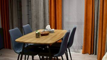Cottage, 3 Bedrooms | Dining