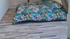 4 bedrooms, WiFi, bed sheets - 10-person country cottage (Tennie)