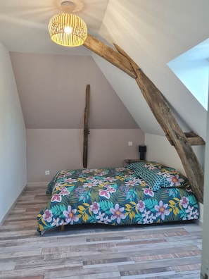 4 bedrooms, WiFi, bed sheets - 10-person country cottage (Tennie)